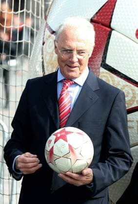 Franz Beckenbauer (Deutschland) anlässlich der Präsentation des Adidas Final, dem offiziellen Spielball für das Champions League Finale in Moskau 2008 -  Fußball EC 1 Herren Vorschau Champions League 2007 2008, Finale, Endspiel, Vorstellung Einzelbild Moskau Fußball EC 1 Herren Vorschau Champions League 2007 2008, Finale, Endspiel, Vorstellung Einzelbild Moskau