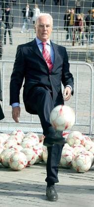Franz Beckenbauer (Deutschland) anlässlich der Präsentation des Adidas Final, dem offiziellen Spielball für das Champions League Finale in Moskau 2008 -  Fußball EC 1 Herren Vorschau Champions League 2007 2008, Finale, Endspiel, Vorstellung Einzelbild Moskau Fußball EC 1 Herren Vorschau Champions League 2007 2008, Finale, Endspiel, Vorstellung Einzelbild Moskau
