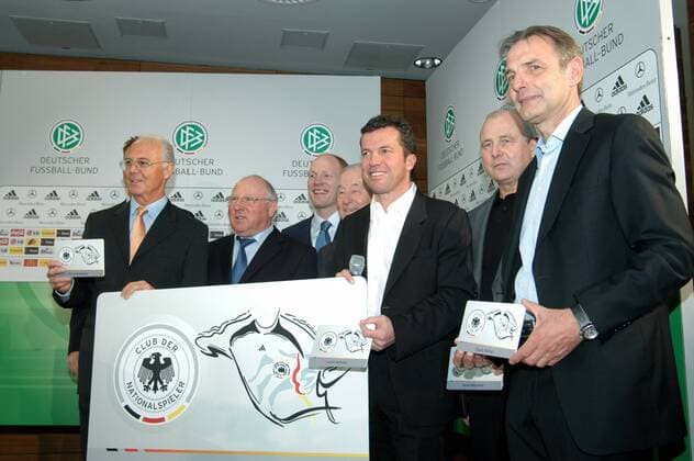 Gründung des Clubs der Nationalspieler zum 100 jährigen Landerspieljubiläum, v.re.: Karl Heinz Körbel, Bernd Hölzenbein, Lothar Matthäus, Karl Schmidt, Matthias Sammer, Uwe Seeler und Franz Beckenbauer Fußball Herren Nationalmannschaft 2008, Club der Nationalspieler Gruppe Frankfurt M. Fußball Herren Nationalmannschaft 2008, Club der Nationalspieler Gruppe Frankfurt M.