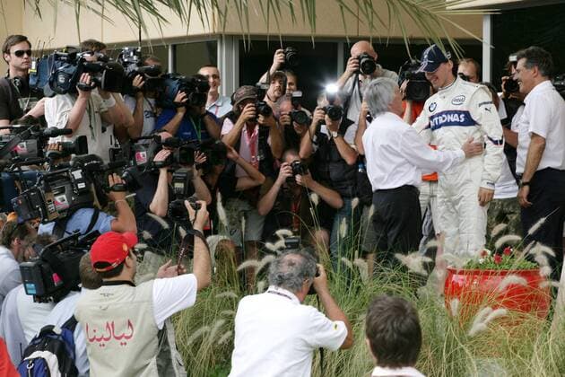 F1 Chef Bernie Ecclestone (England, li.) gratuliert Robert Kubica (Polen) und Motorsportdirektor Dr. Mario Theissen (Deutschland beide BMW Sauber) vor versammelter Presse zur Pole Position beim Großen Preis von Bahrain Motorsport Grand Prix Herren Großer Preis von Bahrain 2008, Formel 1 Weltmeisterschaft, F1, F, GP, WM Totale premiumd Manama, Sakhir Freude, Motorsport Grand Prix Herren Großer Preis von Bahrain 2008, Formel 1 Weltmeisterschaft, F1, F, GP, WM Totale premiumd Manama, Sakhir Freude,