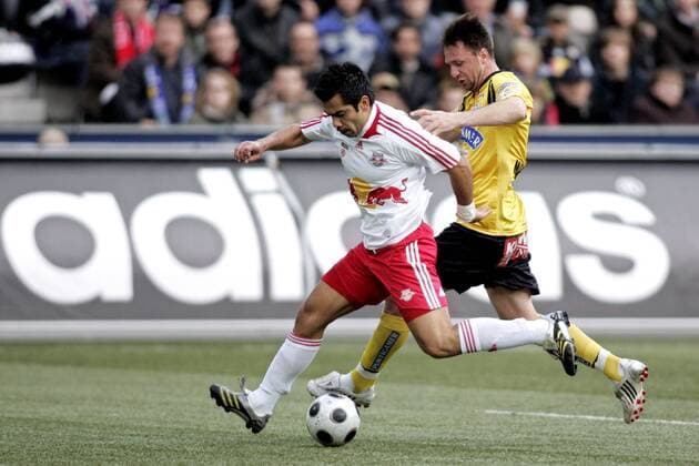 Jorge Vargas (Salzburg, li.) gegen Samir Muratovic (Sturm Graz) -  Fußball Herren tmobileBundesliga 2007 2008, SV Red Bull Salzburg - SK Puntigamer Sturm Graz 3:0 Gruppe Wals Siezenheim Dynamik, Fußball Herren tmobileBundesliga 2007 2008, SV Red Bull Salzburg - SK Puntigamer Sturm Graz 3:0 Gruppe Wals Siezenheim Dynamik,