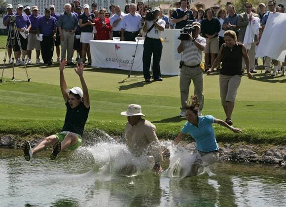 Lorena Ochoa (Mexiko, li.) springt nach ihrem Sieg bei der Kraft Nabisco Golf Championship 2008 traditionell in den Teich - (Icon47915801) Golf Damen Kraft Nabisco Golf Championship 2008, LPGA Tour, Totale Rancho Mirage Begeisterung, Freude, Golf Damen Kraft Nabisco Golf Championship 2008, LPGA Tour, Totale Rancho Mirage Begeisterung, Freude, EDITORIAL USE ONLY