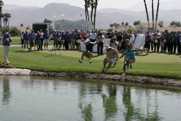 Lorena Ochoa (Mexiko, li.) springt nach ihrem Gewinn der Kraft Nabisco Golf Championship 2008 traditionell in den Teich - (Icon47915799) Golf Damen Kraft Nabisco Golf Championship 2008, LPGA Tour, Totale Rancho Mirage Freude, Golf Damen Kraft Nabisco Golf Championship 2008, LPGA Tour, Totale Rancho Mirage Freude, EDITORIAL USE ONLY