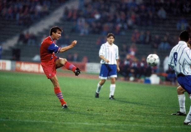 Mehmet Scholl (Bayern, li.) zieht ab Fußball EC 1 Herren DEUTSCHSPRACHIGE SPORTZEITSCHRIFTEN UND -ZEITUNGEN NUR NACH RÜCKSPRACHE, Champions League 1994 1995 Gruppe München Dynamik, Fußball EC 1 Herren DEUTSCHSPRACHIGE SPORTZEITSCHRIFTEN UND -ZEITUNGEN NUR NACH RÜCKSPRACHE, Champions League 1994 1995 Gruppe München Dynamik,
