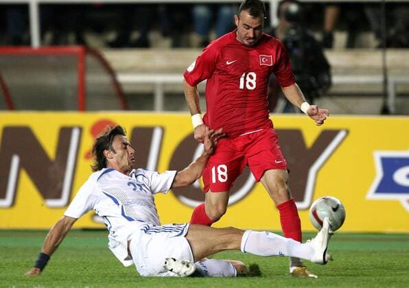 Gökhan Ünal (Türkei, re.) gegen Paraskevas Antzas (Griechenland) -  Fußball Länderspiel Herren EM Qualifikation 2007, Nationalmannschaft, Nationaltrikot, Türkei - Griechenland 0:1 Gruppe Istanbul Dynamik, Kampf, Fußball Länderspiel Herren EM Qualifikation 2007, Nationalmannschaft, Nationaltrikot, Türkei - Griechenland 0:1 Gruppe Istanbul Dynamik, Kampf,
