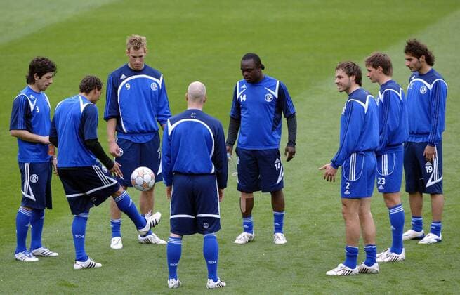 Training Schalke mit dem Ball -  - NOxONLINExUSE Fußball EC 1 Herren Champions League 2007 2008, FC Schalke 04, Training Gruppe Barcelona Fußball EC 1 Herren Champions League 2007 2008, FC Schalke 04, Training Gruppe Barcelona