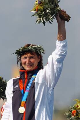 Birgit Fischer (Deutschland) - Olympiasiegerin im Vierer bei den Olympischen Spielen Athen 2004 Kanu OS Sommer Damen Olympische Spiele Athen 2004, Sommerspiele, Kanusport, Kajak Einzelbild Shinias, Schinias Freude, Kanu OS Sommer Damen Olympische Spiele Athen 2004, Sommerspiele, Kanusport, Kajak Einzelbild Shinias, Schinias Freude,
