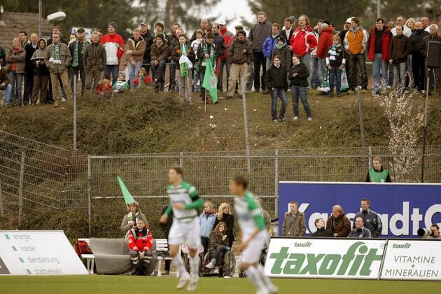 Fans aus Fürth auf provisorischen Rängen Fußball 2. BL Herren Saison 2007 2008, SpVgg Greuther Fürth Totale Fürth Fußball 2. BL Herren Saison 2007 2008, SpVgg Greuther Fürth Totale Fürth