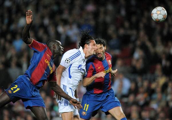 Kevin Kuranyi (Schalke, Mitte) gegen Lilian Thuram (li.) und Gianluca Zambrotta (beide FC Barcelona) Fußball EC 1 Herren Champions League 2007 2008, FC Barcelona - FC Schalke 04 1:0, Barca, Gruppe Barcelona Dynamik, Fußball EC 1 Herren Champions League 2007 2008, FC Barcelona - FC Schalke 04 1:0, Barca, Gruppe Barcelona Dynamik,
