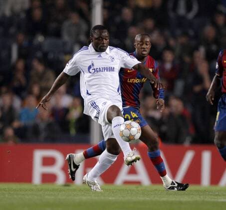 Gerald Asamoah (Schalke, li.) gegen Yaya Toure (FC Barcelona) Fußball EC 1 Herren Champions League 2007 2008, FC Barcelona - FC Schalke 04 1:0, Barca Gruppe premiumd Barcelona Dynamik, Fußball EC 1 Herren Champions League 2007 2008, FC Barcelona - FC Schalke 04 1:0, Barca Gruppe premiumd Barcelona Dynamik,