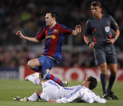 Andres Iniesta (FC Barcelona, li.) gegen Jermaine Jones (Schalke) Fußball EC 1 Herren Champions League 2007 2008, FC Barcelona - FC Schalke 04 1:0, Barca Gruppe premiumd Barcelona Dynamik, Kampf, Fußball EC 1 Herren Champions League 2007 2008, FC Barcelona - FC Schalke 04 1:0, Barca Gruppe premiumd Barcelona Dynamik, Kampf,