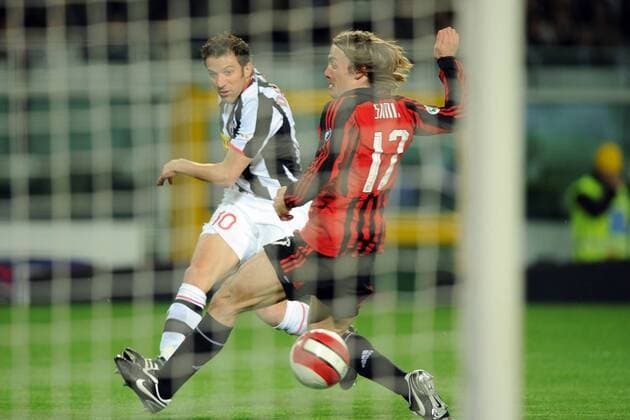 Alessandro del Piero (Juventus Turin, li.) trifft gegen Dario Simic (AC Mailand) zum 1:0 -  Fußball Herren Serie A 2007 2008, 1. Italienische Liga, Juventus Turin - AC Mailand 3:2, Milan, Juve Gruppe Turin Dynamik, Fußball Herren Serie A 2007 2008, 1. Italienische Liga, Juventus Turin - AC Mailand 3:2, Milan, Juve Gruppe Turin Dynamik,