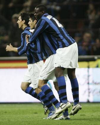 Torjubel Inter Mailand, u.a. mit Torschütze Mario Barwuah Balotelli (re.) -  Fußball Herren Serie A 2007 2008, 1. Italienische Liga, Internazionale Mailand Gruppe Mailand Freude, Fußball Herren Serie A 2007 2008, 1. Italienische Liga, Internazionale Mailand Gruppe Mailand Freude,