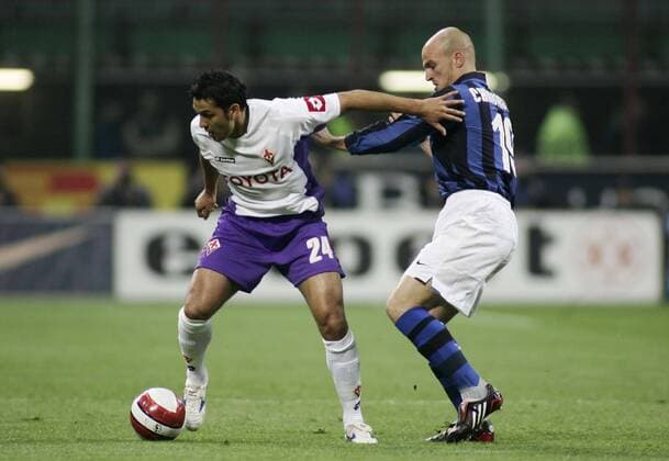Mario Santana (AC Florenz, li.) gegen Esteban Cambiasso (Inter Mailand) -  Fußball Herren Serie A 2007 2008, 1. Italienische Liga, Internazionale Mailand - ACF Fiorentina 2:0 Gruppe Mailand Dynamik, Fußball Herren Serie A 2007 2008, 1. Italienische Liga, Internazionale Mailand - ACF Fiorentina 2:0 Gruppe Mailand Dynamik,