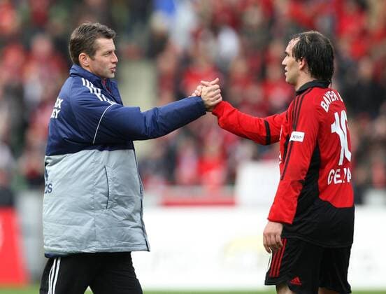 Trainer Michael Skibbe klatscht mit Theofanis Gekas (beide Leverkusen) ab Fußball 1. BL Herren Saison 2007 2008, Bayer 04 Leverkusen Gruppe Leverkusen Fußball 1. BL Herren Saison 2007 2008, Bayer 04 Leverkusen Gruppe Leverkusen