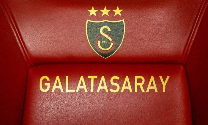 Vereinslogo von Galatasaray Istanbul auf einem Sitz -  Fußball Länderspiel Herren EM Qualifikation 2007, Nationalmannschaft, Türkei, Süper Lig 2008, 1. türkische Liga, Einzelbild Istanbul Fußball Länderspiel Herren EM Qualifikation 2007, Nationalmannschaft, Türkei, Süper Lig 2008, 1. türkische Liga, Einzelbild Istanbul