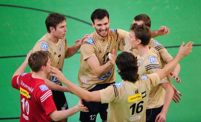 Jubel Friedrichshafen, u.a. Joao Jose (3.v.li.), Robert Hupka (2.v.li.), Markus Steuerwald (li.) und Idner Faustino Lima Martins (3.v.re.) Volleyball 1. BL Herren Saison 2007 2008, Playoffs, Playoff, Play Offs, Off, VfB Friedrichshafen Gruppe premiumd Berlin Freude, Volleyball 1. BL Herren Saison 2007 2008, Playoffs, Playoff, Play Offs, Off, VfB Friedrichshafen Gruppe premiumd Berlin Freude,