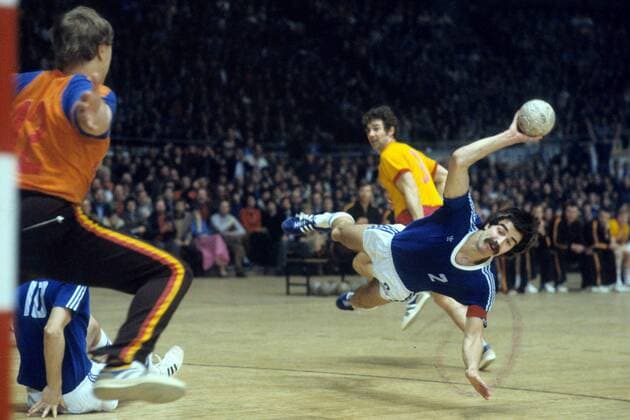 Heiner Brand (Gummersbach) im Duell Handball EC 2 Herren Europapokal der Pokalsieger 1977 1978, VFL Gummersbach - ASK Vorwärts Frankfurt Oder 15:11 Gruppe Dynamik, Handball EC 2 Herren Europapokal der Pokalsieger 1977 1978, VFL Gummersbach - ASK Vorwärts Frankfurt Oder 15:11 Gruppe Dynamik,