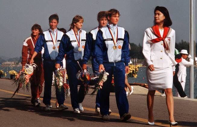 DDR ist Olympiasieger 1988 im Vierer Kajak, v.re.: Birgit Fischer, Ramona Portwich, Anke Nothnagel und Heike Singer Kanu OS Sommer Damen Olympische Spiele 1988, Sommerspiele, Vierer, Kajak, Viererkajak, K4, 4er, 4 er Gruppe Seoul Kanu OS Sommer Damen Olympische Spiele 1988, Sommerspiele, Vierer, Kajak, Viererkajak, K4, 4er, 4 er Gruppe Seoul