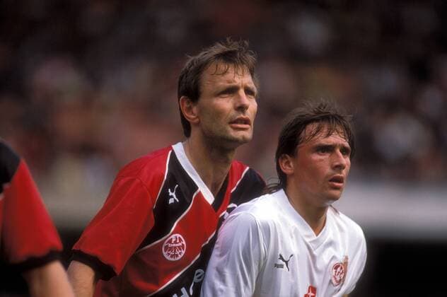 Karlheinz Körbel (Frankfurt, li.) neben Thomas Allofs (Köln) Fußball 1. BL Herren DEUTSCHSPRACHIGE SPORTZEITSCHRIFTEN UND -ZEITUNGEN NUR NACH RÜCKSPRACHE, Saison 1987 1988 Gruppe Karl Heinz, Charly Köln Fußball 1. BL Herren DEUTSCHSPRACHIGE SPORTZEITSCHRIFTEN UND -ZEITUNGEN NUR NACH RÜCKSPRACHE, Saison 1987 1988 Gruppe Karl Heinz, Charly Köln