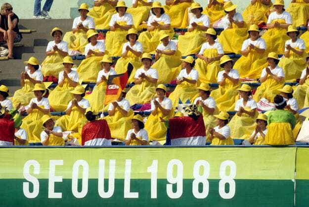 Südkoreanische Hostessen in einheitlicher Kleidung auf der Tribüne Hockey OS Sommer Herren Olympische Spiele 1988, Sommerspiele, Feldhockey, Nationalmannschaft, Länderspiel Totale Seoul Hockey OS Sommer Herren Olympische Spiele 1988, Sommerspiele, Feldhockey, Nationalmannschaft, Länderspiel Totale Seoul