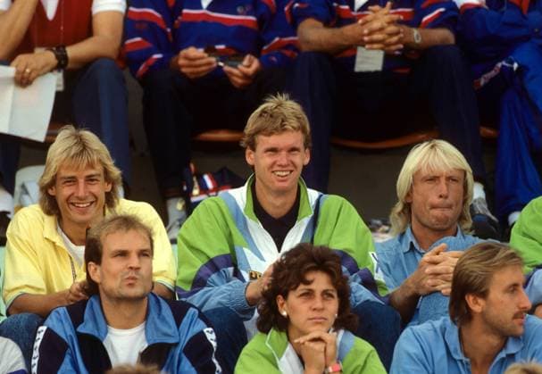 Jürgen Klinsmann (VfB Stuttgart, li.), Eric Jelen (Mitte) und Carlo Thränhardt (alle BR Deutschland) zu Gast bei einem Hockeyspiel der Olympischen Spiele 1988 in Seoul Hockey OS Sommer Herren Olympische Spiele 1988, Sommerspiele, Feldhockey, Nationalmannschaft, Länderspiel Gruppe Seoul Hockey OS Sommer Herren Olympische Spiele 1988, Sommerspiele, Feldhockey, Nationalmannschaft, Länderspiel Gruppe Seoul