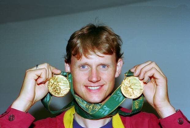 Ulrich Kirchhoff (Deutschland) präsentiert stolz seine beiden Goldmedaillen im Springreiten von den olympischen Sommerspielen 1996 in Atlanta Pferdesport OS Sommer Herren Olympische Spiele 1996, Sommerspiele, Reiten, Reitsport, Springreiten, Springen Einzelbild Atlanta Begeisterung, Freude, Pferdesport OS Sommer Herren Olympische Spiele 1996, Sommerspiele, Reiten, Reitsport, Springreiten, Springen Einzelbild Atlanta Begeisterung, Freude,
