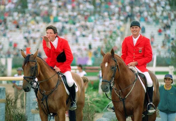 Ludger Beerbaum (li.) und Ulrich Kirchhoff (beide Deutschland) sind auf Ratina Z und Jus de Pommes Mannschaftsolympiasieger bei den olympischen Sommerspielen 1996 in Atlanta Pferdesport OS Sommer Herren Olympische Spiele 1996, Sommerspiele, Reiten, Reitsport, Springreiten, Springen Gruppe Teamwettbewerb, Teamwertung Atlanta Begeisterung, Freude, Pferdesport OS Sommer Herren Olympische Spiele 1996, Sommerspiele, Reiten, Reitsport, Springreiten, Springen Gruppe Teamwettbewerb, Teamwertung Atlanta Begeisterung, Freude,