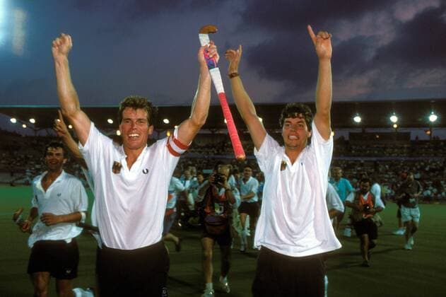 Volker Fried (li.) und Sven Meinhardt (beide Deutschland) jubeln über den Olympiasieg 1992 in Barcelona Hockey OS Sommer Herren Olympische Spiele 1992, Sommerspiele, Länderspiel, Feldhockey, Nationalteam, Nationaltrikot, Finale Gruppe Aufnahmedatum geschätzt Barcelona Begeisterung, Freude, Hockey OS Sommer Herren Olympische Spiele 1992, Sommerspiele, Länderspiel, Feldhockey, Nationalteam, Nationaltrikot, Finale Gruppe Aufnahmedatum geschätzt Barcelona Begeisterung, Freude,