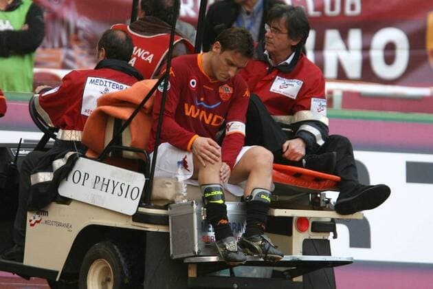 Francesco Totti (AS Rom) wird verletzt vom Platz gefahren -  Fußball Herren Serie A 2007 2008, 1. Italienische Liga, AS Rom, Roma Gruppe Rom Fußball Herren Serie A 2007 2008, 1. Italienische Liga, AS Rom, Roma Gruppe Rom