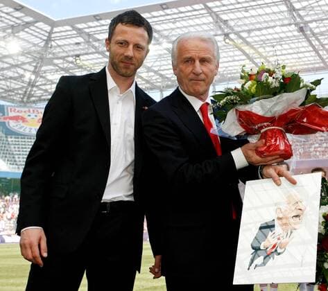 Thomas Linke (Deutschland FC Bayern München II, li.) verabschiedet Trainer Giovanni Trapattoni (Red Bull Salzburg) -  Fußball Herren tmobilebundesliga 2007 2008, 1. Österreichische Liga, SV Red Bull Salzburg, RedBull, RB, Abschied Gruppe Salzburg Fußball Herren tmobilebundesliga 2007 2008, 1. Österreichische Liga, SV Red Bull Salzburg, RedBull, RB, Abschied Gruppe Salzburg