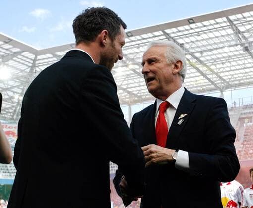 Thomas Linke (Deutschland FC Bayern München II, li.) verabschiedet Trainer Giovanni Trapattoni (Red Bull Salzburg) -  Fußball Herren tmobilebundesliga 2007 2008, 1. Österreichische Liga, SV Red Bull Salzburg, RedBull, RB, Abschied Gruppe Salzburg Fußball Herren tmobilebundesliga 2007 2008, 1. Österreichische Liga, SV Red Bull Salzburg, RedBull, RB, Abschied Gruppe Salzburg
