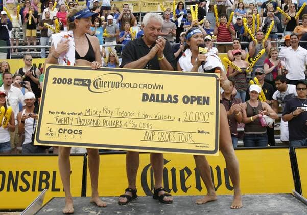 Kerri Walsh (li.) und Misty May Treanor (beide USA) gewinnen die Dallas Open 2008 und erhalten einen Scheck über 20000 Dollar - (Icon3965227) Beachvolleyball Damen AVP Dallas Open 2008, Beach Gruppe Arlington Freude, Beachvolleyball Damen AVP Dallas Open 2008, Beach Gruppe Arlington Freude, EDITORIAL USE ONLY