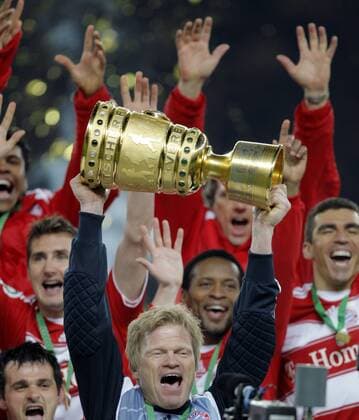 Torwart Oliver Kahn (Bayern) präsentiert stolz die Trophäe für den Gewinn des DFB Pokals 2008 Fußball 1. BL Herren DFB Pokal 2007 2008, Pokalspiel, Finale, Pokalfinale, Pokalendspiel, FC Bayern München Gruppe Berlin Fußball 1. BL Herren DFB Pokal 2007 2008, Pokalspiel, Finale, Pokalfinale, Pokalendspiel, FC Bayern München Gruppe Berlin