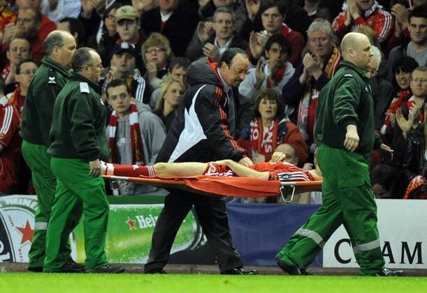 Fabio Aurelio wird verletzt abtransportiert, dahinter Trainer Rafael Benitez (beide Liverpool) - EDITORIAL USE ONLY. No use with unauthorised audio, video, data, fixture lists, club league logos or live services. Online in-match use limited to 120 images, no video emulation. No use in betting, games or single club league player publications. Fußball EC 1 Herren Champions League 2007 2008, FC Liverpool Gruppe Liverpool Fußball EC 1 Herren Champions League 2007 2008, FC Liverpool Gruppe Liverpool
