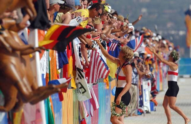 Meike Evers (vorn) und Kathrin Boron (beide Deutschland) lassen sich von ihren Fans zum Olympiasieg 2004 im Doppelvierer gratulieren Rudern OS Sommer Damen Olympische Spiele 2004, Sommerspiele, Nationaltrikot, 4er 4 er Vierer Doppelvierer Totale Shinias Schinias Rudern OS Sommer Damen Olympische Spiele 2004, Sommerspiele, Nationaltrikot, 4er 4 er Vierer Doppelvierer Totale Shinias Schinias