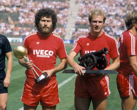 Fußballer des Jahres Paul Breitner (li.) und Karl Heinz Rummenigge (beide Bayern), bester Torjäger der Saison 1980 1981 Fußball 1. BL Herren DEUTSCHSPRACHIGE SPORTZEITSCHRIFTEN UND -ZEITUNGEN NUR NACH RÜCKSPRACHE Gruppe Torschützenkönig München Fußball 1. BL Herren DEUTSCHSPRACHIGE SPORTZEITSCHRIFTEN UND -ZEITUNGEN NUR NACH RÜCKSPRACHE Gruppe Torschützenkönig München