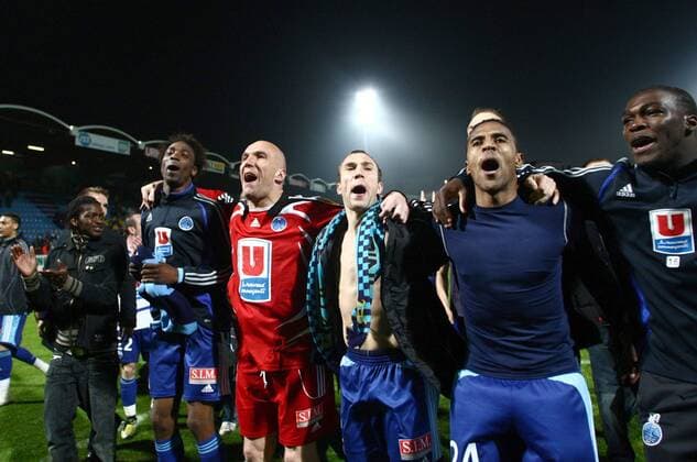 Le Havre feiert den Aufstieg 2008, u.a. mit Hassane Alla (2.v.re.), Maxime Baca (3.v.re.) und Torwart Christophe Revault (4.v.re.) -  (pan25527) Fußball Herren Ligue 2 2007 2008, 2. Französische Liga, AC Le Havre Gruppe Chateauroux Freude, Fußball Herren Ligue 2 2007 2008, 2. Französische Liga, AC Le Havre Gruppe Chateauroux Freude,