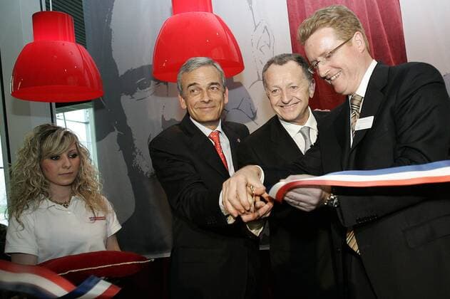Präsident Jean Michel Aulas (Lyon, Mitte), SSP Generaldirektor Vincent Romet (re.) und Guy Mathiolon (Flughafen Lyon alle Frankreich) anlässlich einer Brasserieeröffnung von Olympique Lyon -  Fußball Herren Ligue 1 2007 2008, 1. Französische Liga, Olympique Lyonnais, OL Gruppe Lyon Fußball Herren Ligue 1 2007 2008, 1. Französische Liga, Olympique Lyonnais, OL Gruppe Lyon