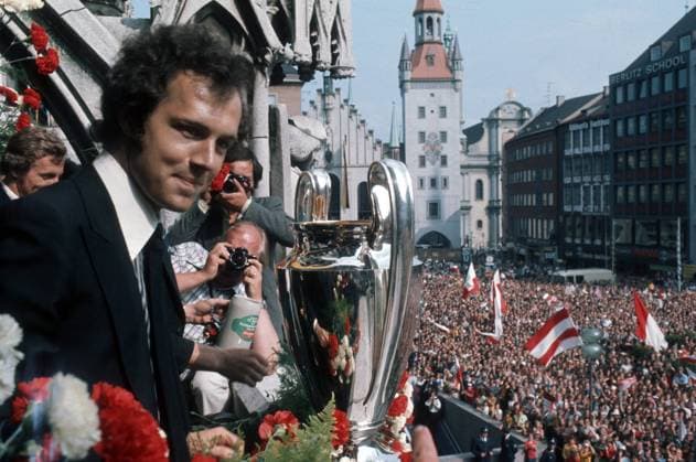 Franz Beckenbauer (Bayern) präsentiert auf dem Münchener Rathausbalkon zahlreichen Fans die Trophäe des Europapokals der Landesmeister Fußball EC 1 Herren Europapokal der Landesmeister 1974 1975, Rathaus Marienplatz FC Einzelbild München Fußball EC 1 Herren Europapokal der Landesmeister 1974 1975, Rathaus Marienplatz FC Einzelbild München