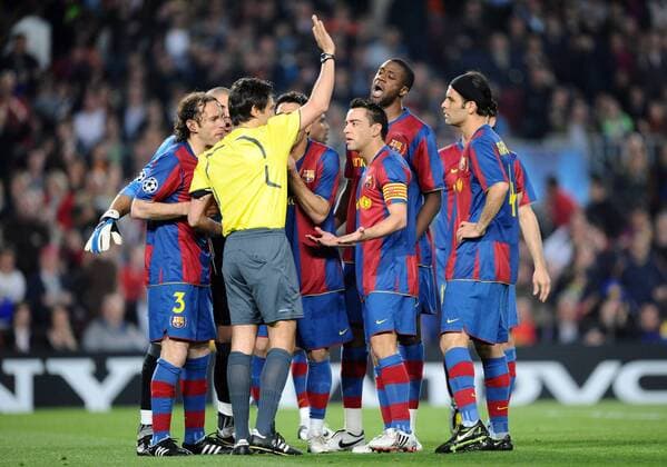 Schiedsrichter Massimo Busacca (Schweiz) in der Diskussion, u.a. mit Gabriel Milito (li.), Xavi (3.v.re.), Yaya Toure (2.v.re.) und Rafael Marquez (alle FC Barcelona) Fußball EC 1 Herren Champions League 2007 2008, FC Barcelona, Barca Gruppe Barcelona Fußball EC 1 Herren Champions League 2007 2008, FC Barcelona, Barca Gruppe Barcelona