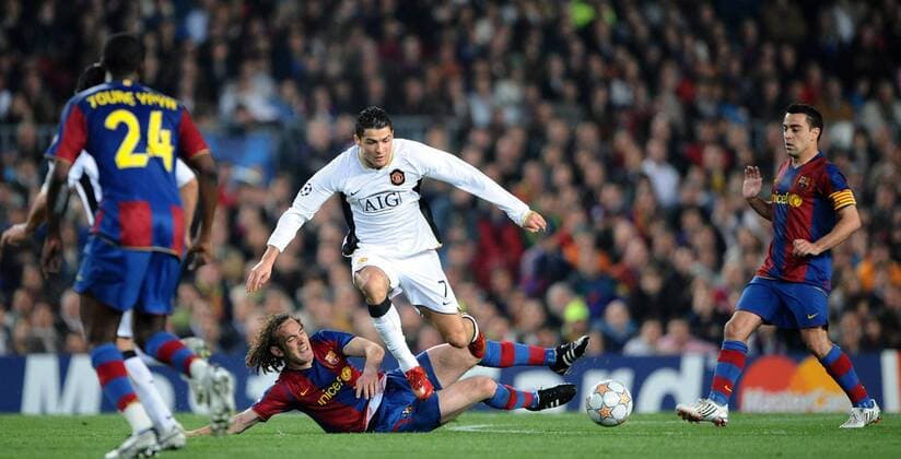 Cristiano Ronaldo (Manchester United, Mitte) gegen Gabriel Milito (FC Barcelona, li.) Fußball EC 1 Herren Champions League 2007 2008, Barca - ManU Gruppe Barcelona Dynamik, Fußball EC 1 Herren Champions League 2007 2008, Barca - ManU Gruppe Barcelona Dynamik,