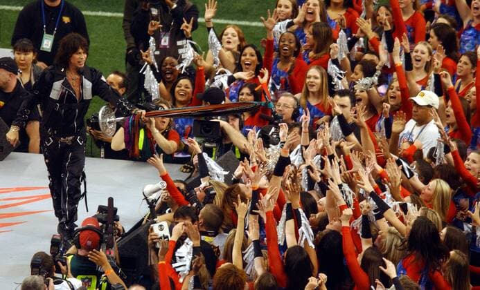 Steven Tyler performt mit seiner Band Aerosmith während der Pre Game Show des Superbowls vor jubelnden Fans -  (SBP2004020117) American Football Herren NFL 2003 2004, SuperBowl Super Bowl, Finale, Endspiel Totale Houston American Football Herren NFL 2003 2004, SuperBowl Super Bowl, Finale, Endspiel Totale Houston