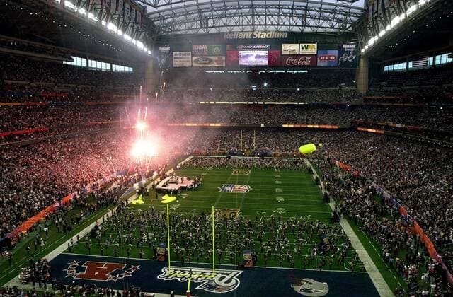 Feuerwerk während der Pre Game Show des Superbowls 2004 im Reliant Stadium in Houston -  (SBP2004020119) American Football Herren NFL 2003 2004, SuperBowl Super Bowl, Finale, Endspiel Totale Reliant Stadium Houston American Football Herren NFL 2003 2004, SuperBowl Super Bowl, Finale, Endspiel Totale Reliant Stadium Houston