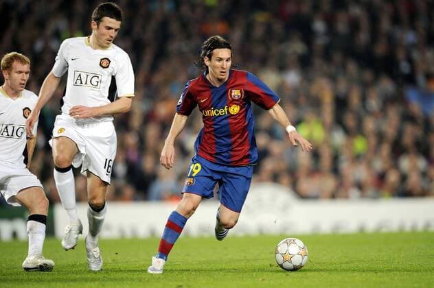 Lionel Messi (beide FC Barcelona, re.) gegen Michael Carrick (Manchester United, Mitte) -  (pan25536) Fußball EC 1 Herren Champions League 2007 2008, FC Barcelona - Manchester United 0:0, Barca, ManU Gruppe Barcelona Dynamik, Fußball EC 1 Herren Champions League 2007 2008, FC Barcelona - Manchester United 0:0, Barca, ManU Gruppe Barcelona Dynamik,