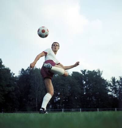 Franz Beckenbauer (Bayern) zeigt sein Können am Ball Fußball 1. BL Herren Fotoshooting 1966 1967 Einzelbild Aufnahmedatum geschätzt München Fußball 1. BL Herren Fotoshooting 1966 1967 Einzelbild Aufnahmedatum geschätzt München