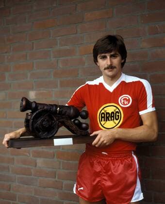 Klaus Allofs (Düsseldorf) präsentiert die Kicker Torjägerkanone Fußball 1. BL Herren DEUTSCHSPRACHIGE SPORTZEITSCHRIFTEN UND -ZEITUNGEN NUR NACH RÜCKSPRACHE 1978 1979 Einzelbild Düsseldorf Fußball 1. BL Herren DEUTSCHSPRACHIGE SPORTZEITSCHRIFTEN UND -ZEITUNGEN NUR NACH RÜCKSPRACHE 1978 1979 Einzelbild Düsseldorf