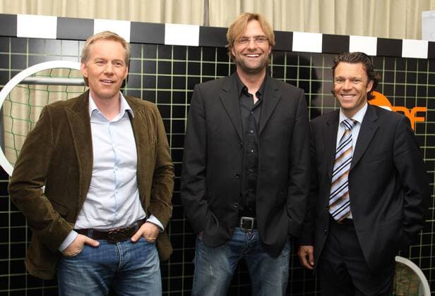 ZDF Moderator Johannes B. Kerner (li.) und die Fußballexperten Jürgen Klopp (beide Deutschland, Mitte) und Urs Meier (Schweiz) während eines Pressetermins anlässlich der Euro 2008 vor der Torwand Fußball EM Herren Vorschau Euro 2008, Fotostudio, Studioaufnahme, Fotoshooting, Vdig Gruppe o0 Pressetermin Frankfurt M. Fußball EM Herren Vorschau Euro 2008, Fotostudio, Studioaufnahme, Fotoshooting, Vdig Gruppe o0 Pressetermin Frankfurt M.