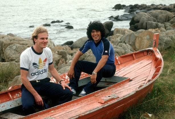 Karl Heinz Rummenigge (BR Deutschland Bayern, li.) trifft Diego Armando Maradona (Argentinien Argentinos Juniors) in Montevideo, Uruguay Fußball Herren DEUTSCHSPRACHIGE SPORTZEITSCHRIFTEN UND -ZEITUNGEN NUR NACH RÜCKSPRACHE Gruppe Aufnahmedatum geschätzt Montevideo Fußball Herren DEUTSCHSPRACHIGE SPORTZEITSCHRIFTEN UND -ZEITUNGEN NUR NACH RÜCKSPRACHE Gruppe Aufnahmedatum geschätzt Montevideo