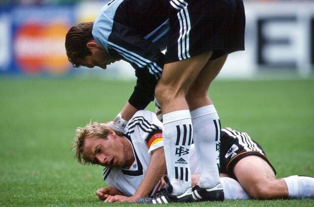 Torwart Andreas Köpke kümmert sich um Jürgen Klinsmann (beide Deutschland, u.) Fußball Länderspiel Herren WM 1998, Nationalteam, Nationaltrikot, Deutschland Gruppe Lens Fußball Länderspiel Herren WM 1998, Nationalteam, Nationaltrikot, Deutschland Gruppe Lens